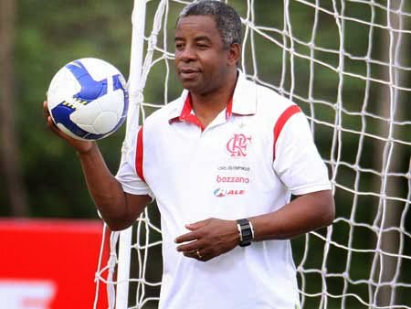 Treinador do Flamengo em 2009, Andrade se põe à disposição para assumir a equipe em momento difícil. 1 andrade
