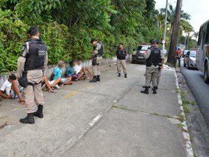 Seis adolescentes são detidos suspeitos de assalto a ônibus na João Pessoa-PB 1 detidos
