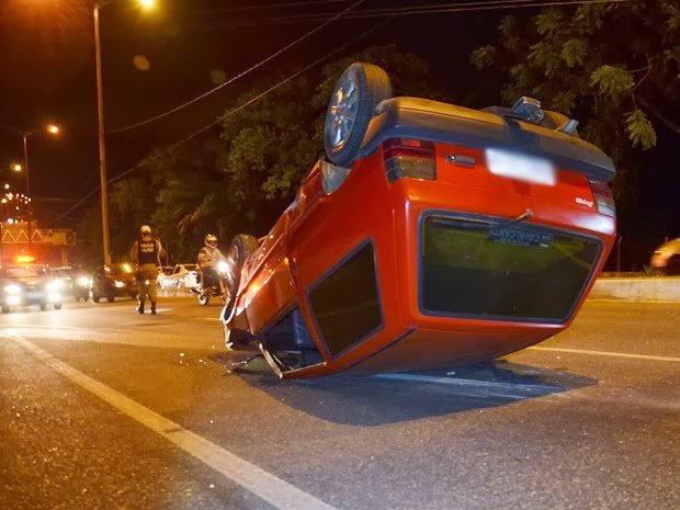 Motorista bate em canteiro e carro capota em João Pessoa 1 capotagem pedro ii uno vermelho 1