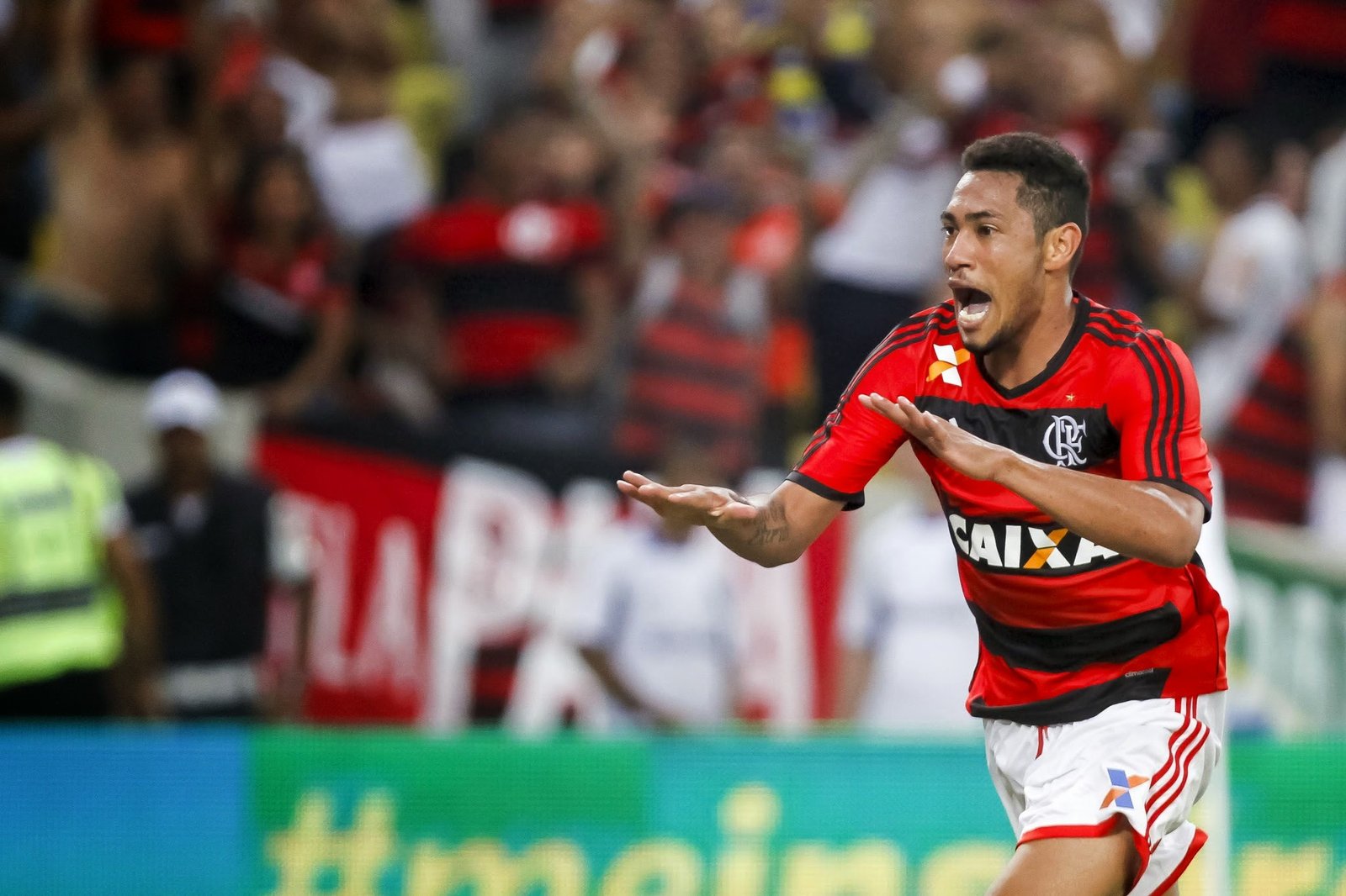 Hernanes marca três e classifica o Flamengo 1 f 211635