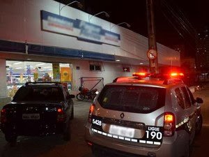 Farmácia que fica entre delegacia e posto de polícia é assaltada em João Pessoa. 1 farmacia