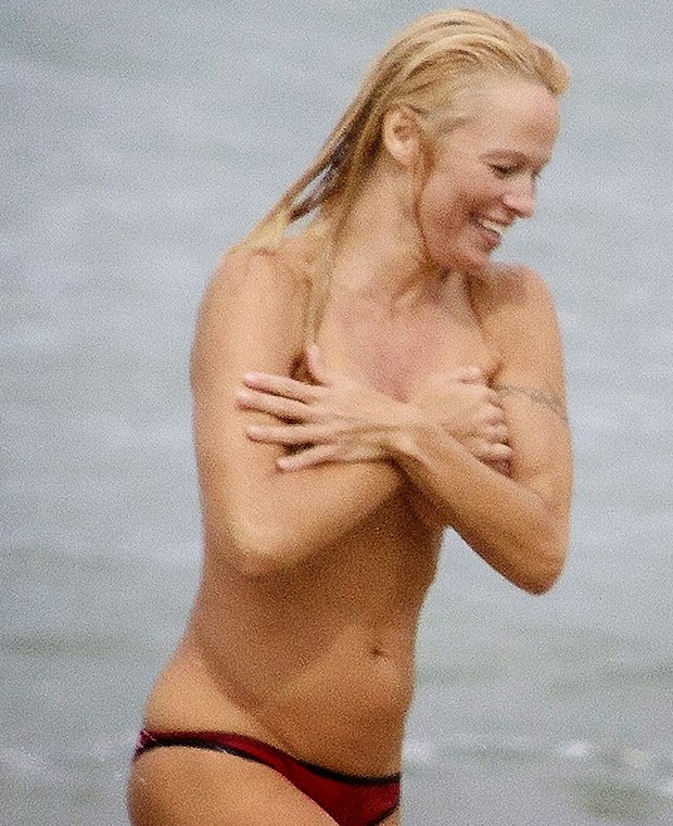 Aos 46 anos, Pamela Anderson exibe boa forma ao fazer topless na França 3 pamela 1