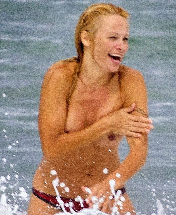 Aos 46 anos, Pamela Anderson exibe boa forma ao fazer topless na França 4 pamela 2