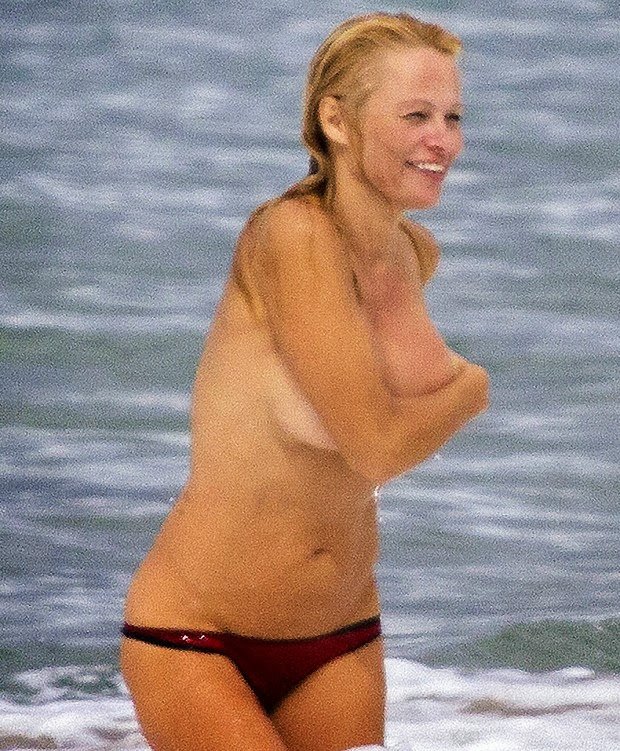 Aos 46 anos, Pamela Anderson exibe boa forma ao fazer topless na França 5 pamela 3