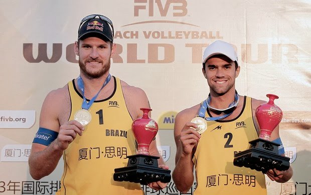Alison e Vitor Felipe batem campeões mundiais e faturam o ouro em Xiamen 1 vol alison vitorfelipe fivb 95