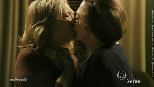 Beijo de Fernanda Montenegro e Nathália Timberg gera comentários na web 1 beijo velho