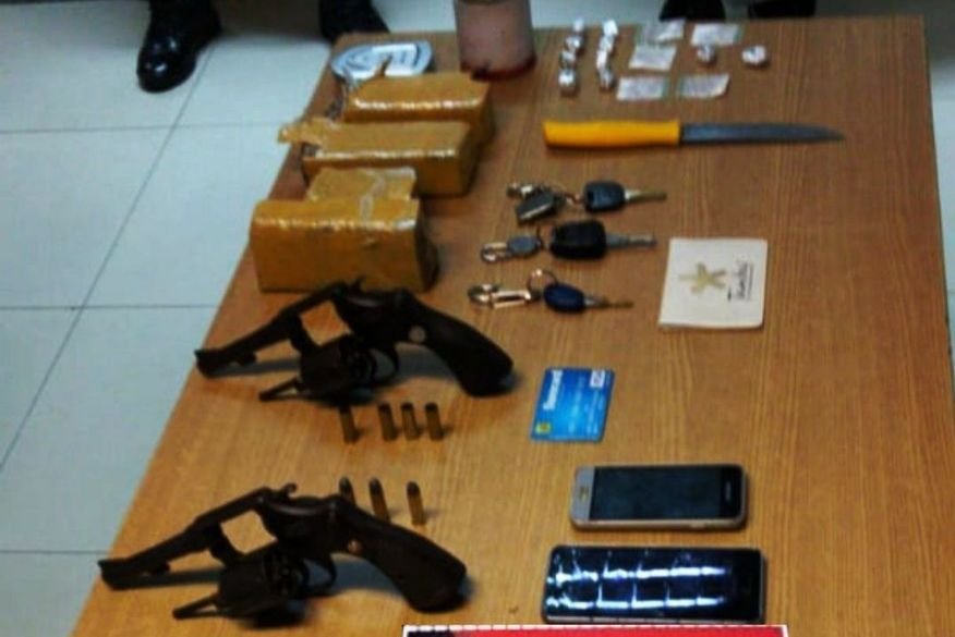 Jovens são presos suspeitos de tráfico de drogas 1 apreensao valentina