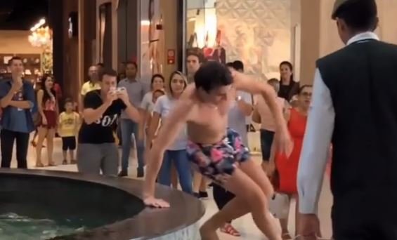 Jovens são expulsos ao tomarem banho em fonte de Shopping de João Pessoa; veja 1 joao quirino expulso de shoppingo