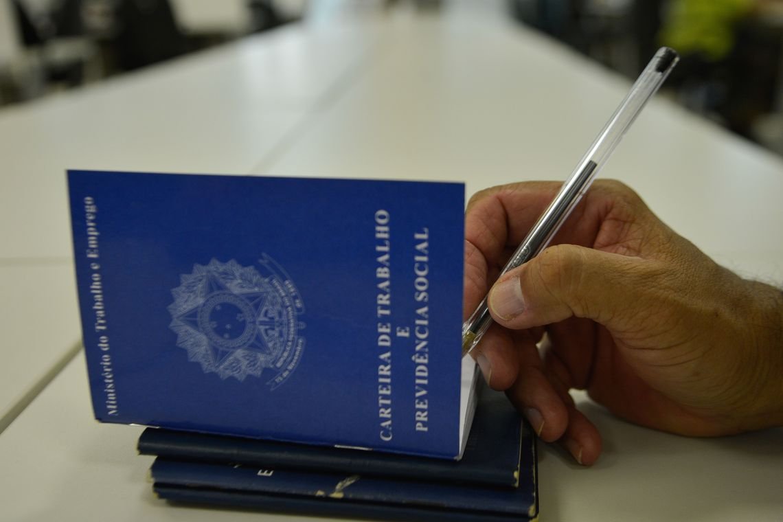 Governo amplia setores autorizados a trabalhar aos domingos e feriados 1 carteira de trabalho 1