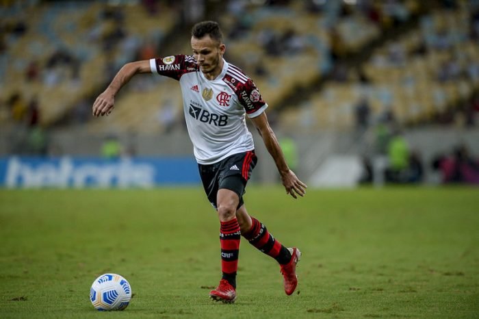 Renê do Flamengo é chamado de ‘paraíba’ nas redes sociais e cogita ir a justiça contra torcedores