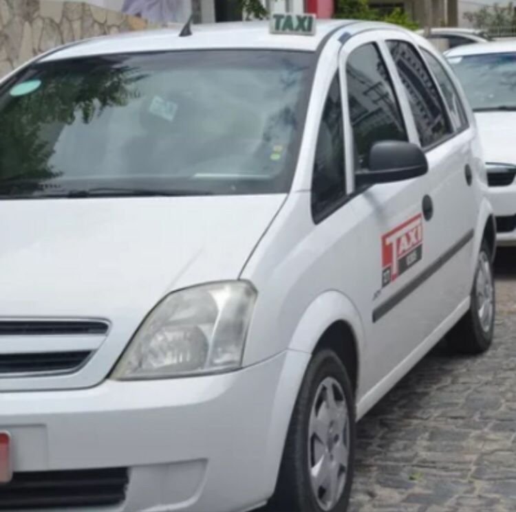 Taxista sofre tentativa de assalto, é baleado e dirige até hospital