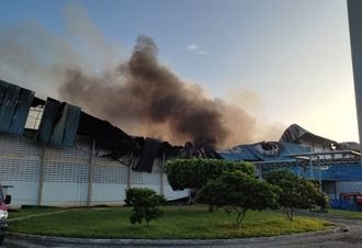 Fumaça volta a ser vista saindo de fábrica parcialmente destruída por incêndio em Santa Rita