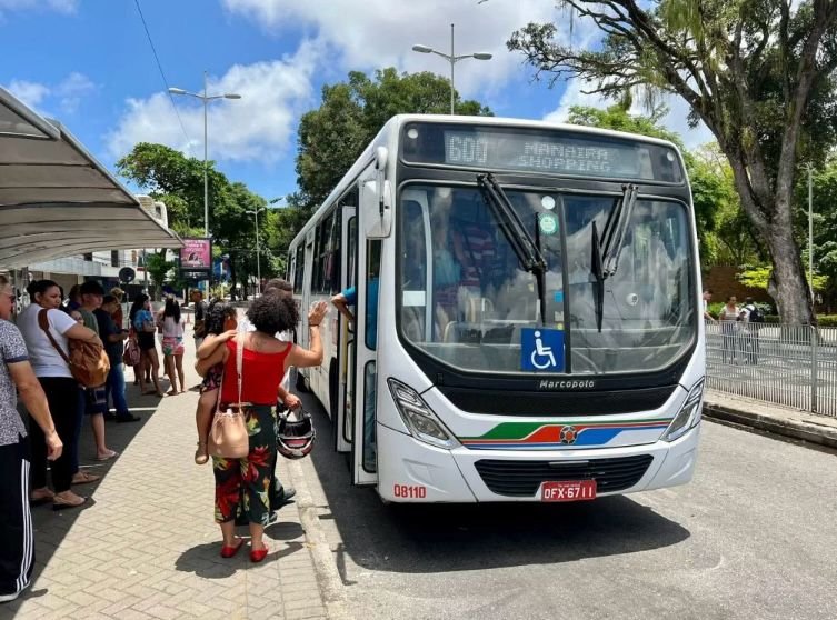 João Azevêdo sanciona medida provisória que cria passe livre para alunos da rede estadual de Santa Rita e outras cidades 1 IMG 20250320 WA0050