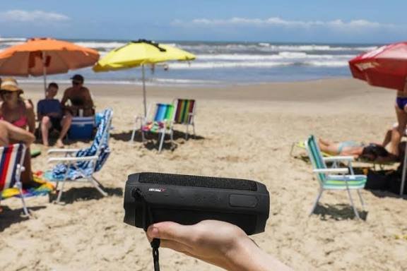 Vereador quer proibição de caixas de som portáteis nas praias de João Pessoa 1 1000478715