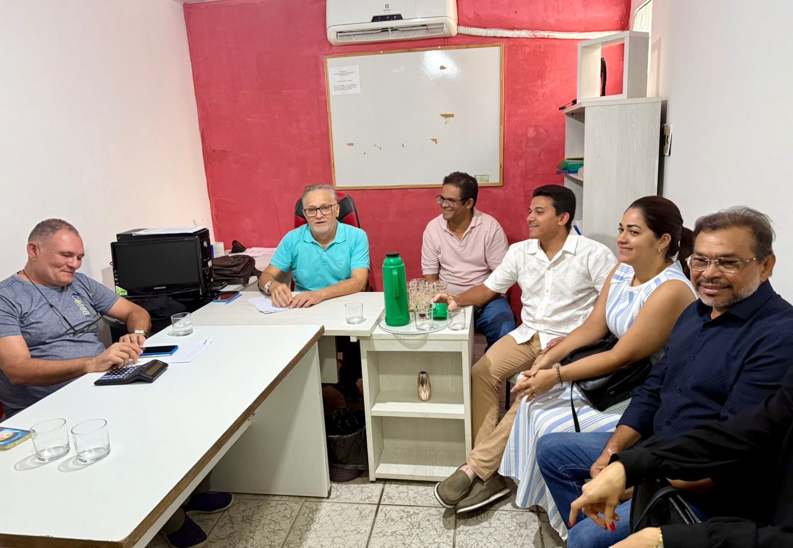 DIÁLOGO: Em gesto de valorização, prefeito Jackson participa de reunião no SINFESA e garante aumento para servidores