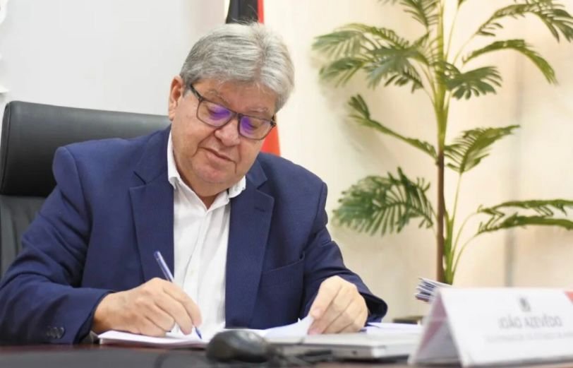 João convocará aprovados na Educação em janeiro e estuda reajuste para servidores