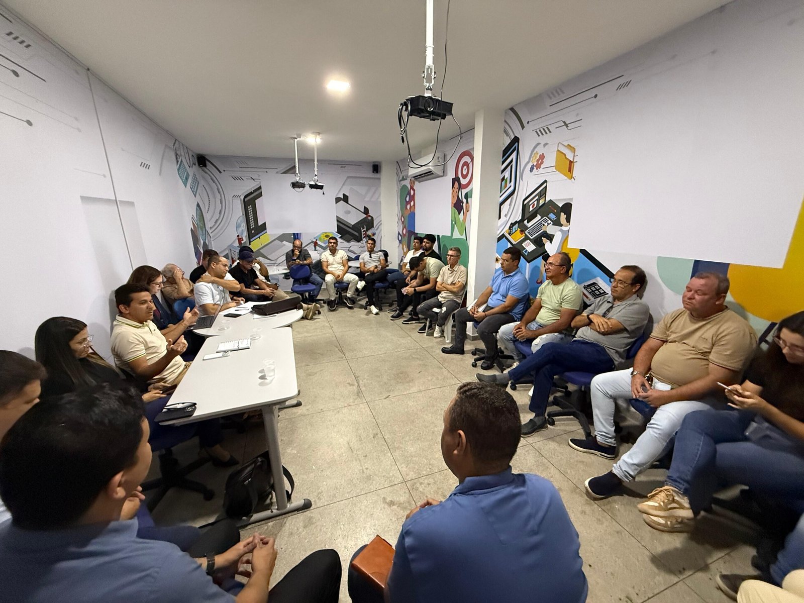 Prefeito Jackson Alvino se reúne com construtores para discutir avanços na construção civil em Santa Rita
