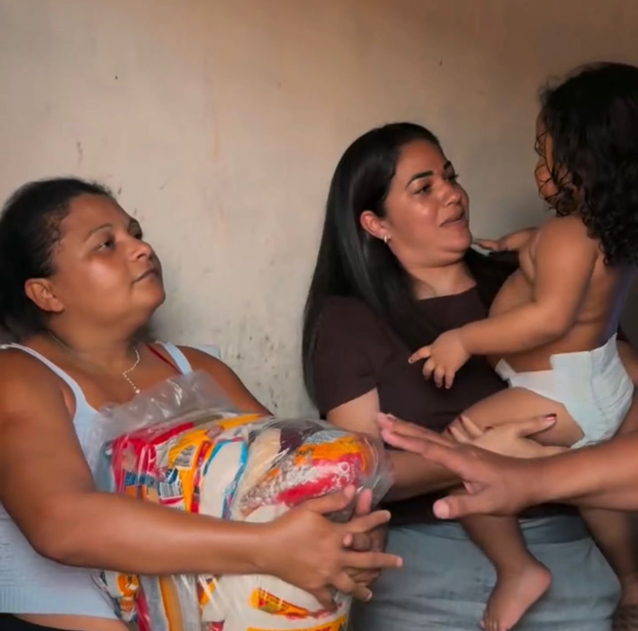 Ao lado de Jackson Alvino, Fernanda Alvino realiza entrega de cestas básicas em Lerolândia