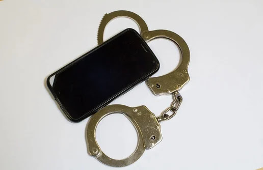 Olhar o celular de parceiro sem permissão é crime previsto no Código Penal; entenda as consequências 1 1000875884