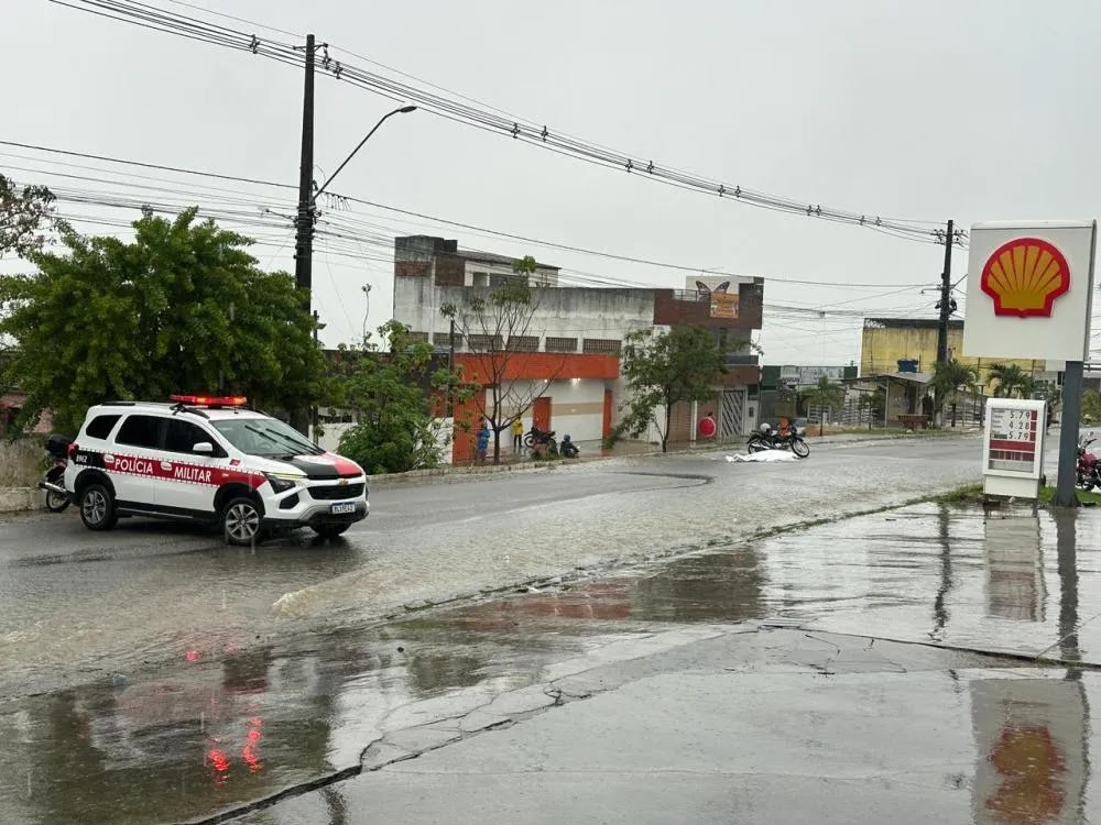 Motociclista morre após bater em carro durante chuva, em Santa Rita