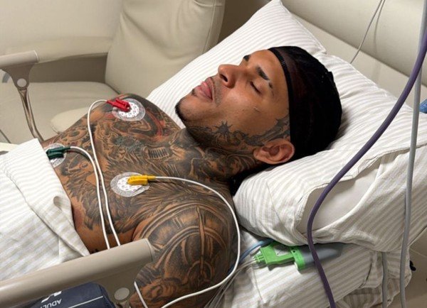 Anderson Neiff fica ferido em ataque a tiros contra van após apresentação