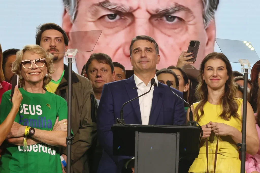 Flávio Bolsonaro adota propaganda eleitoral mais enxuta na TV