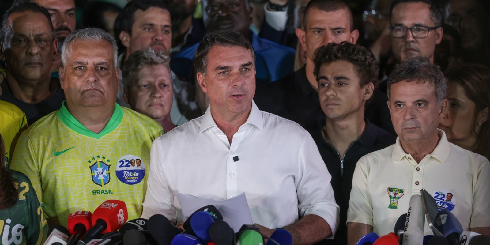 Flávio Bolsonaro cruza fronteira argentina e segue para o Equador Flávio Bolsonaro cruza fronteira argentina e segue para o Equador