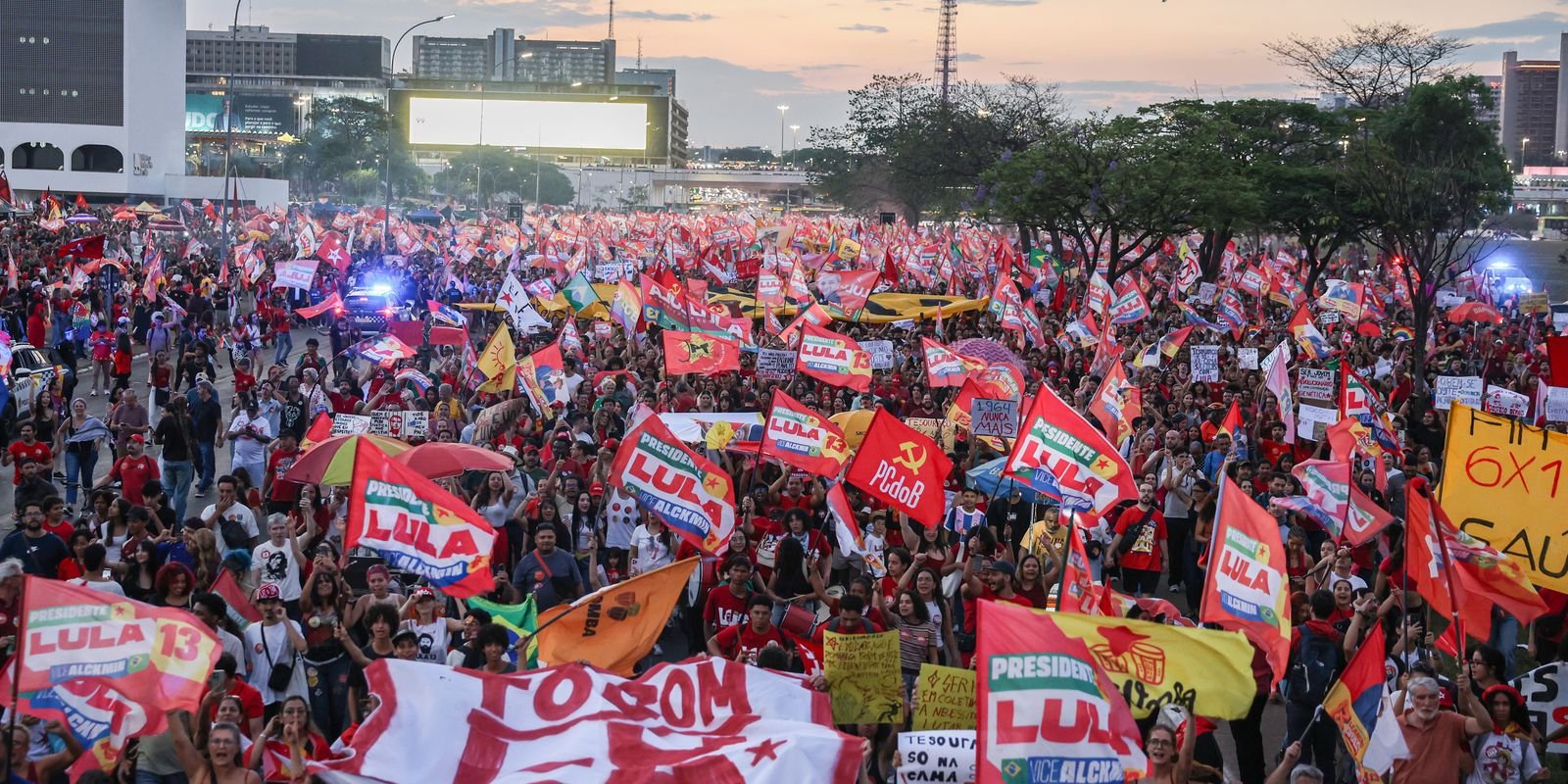Milhares de estudantes tomam a Esplanada em apoio a Lula Milhares de estudantes tomam a Esplanada em apoio a Lula
