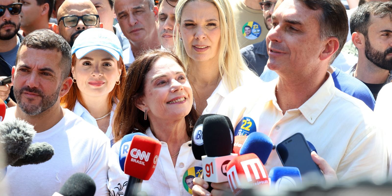 Flávio Bolsonaro diz que vai manter Bolsa Família e Farmácia Popular Flávio Bolsonaro diz que vai manter Bolsa Família e Farmácia Popular