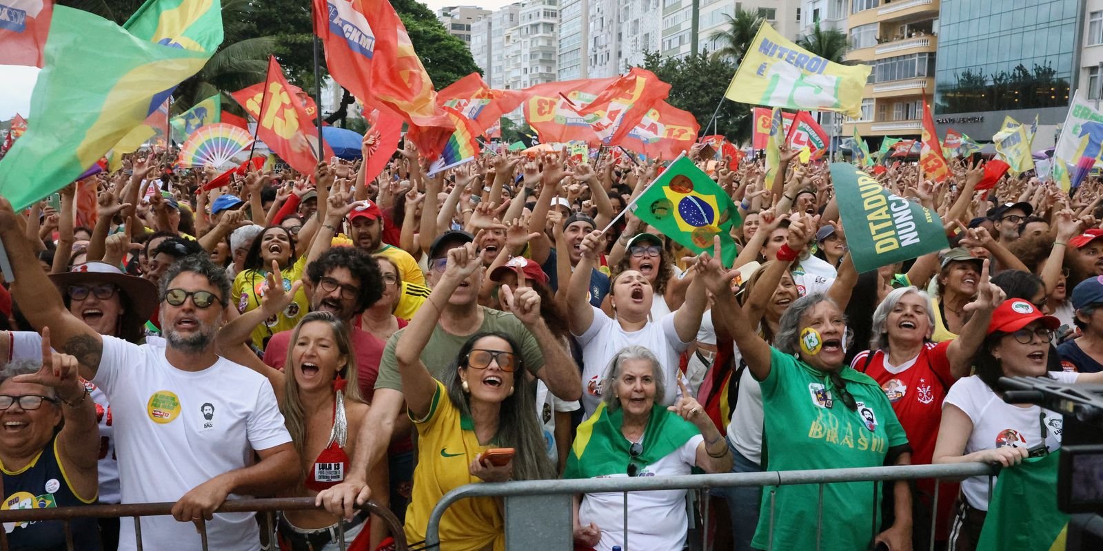 Ato em apoio à democracia e a Lula reúne milhares no Rio e Brasília