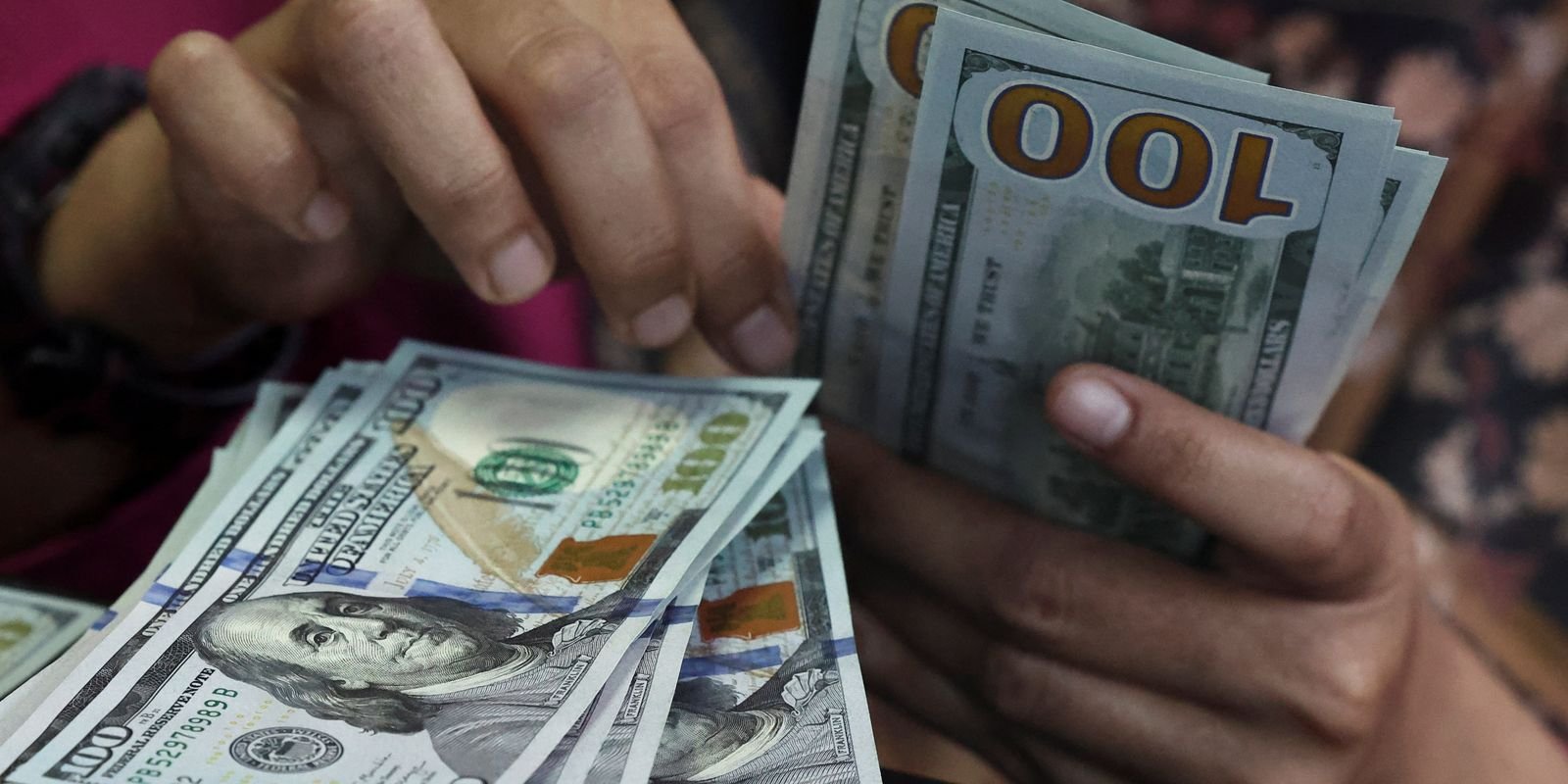 Dólar fecha abaixo de R$ 5 e recua 1,58% na semana Dólar fecha abaixo de R$ 5 e recua 1,58% na semana
