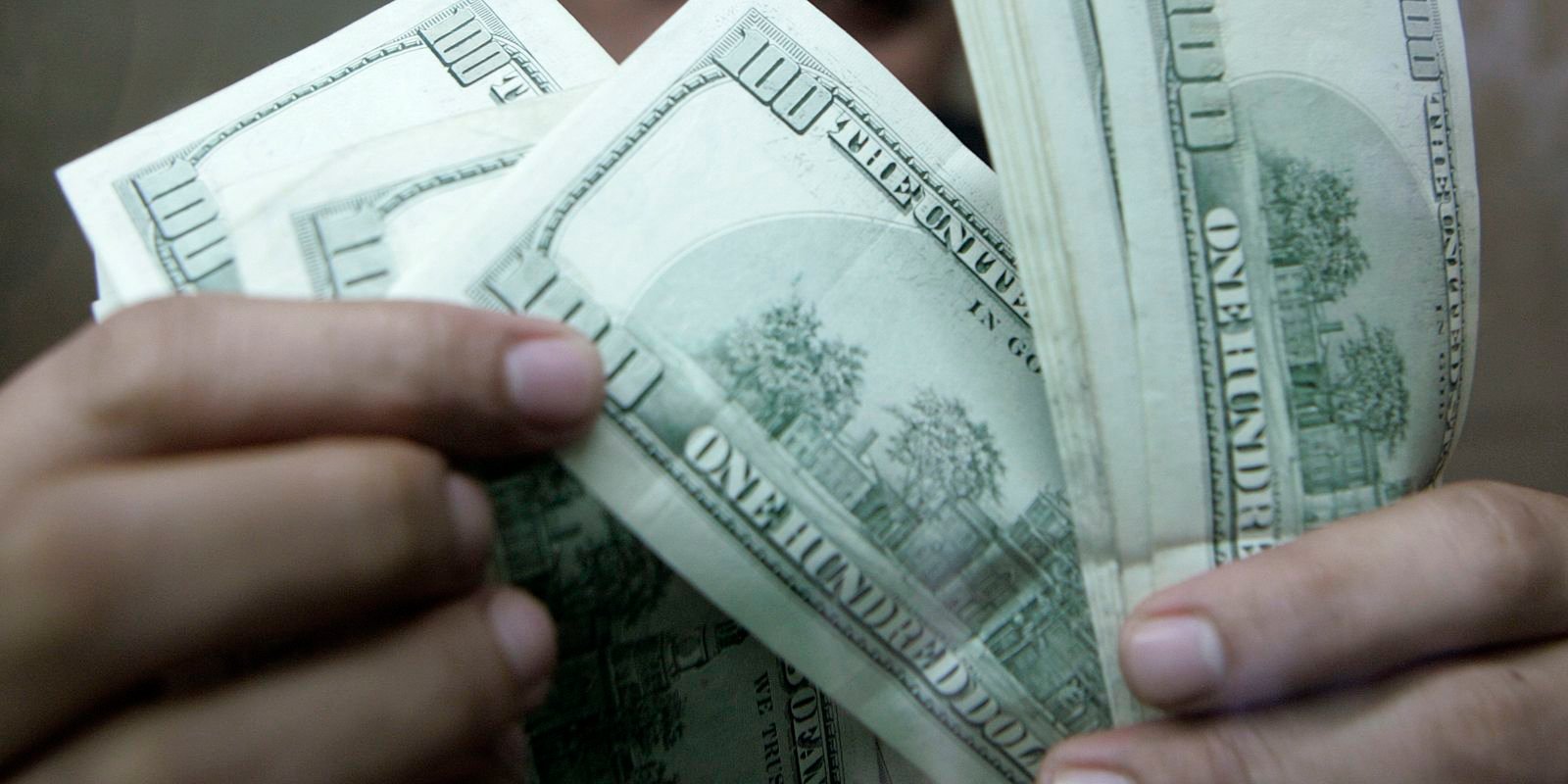 Dólar cai a R$ 4,98 e acumula perda de 4,44% na semana Dólar cai a R$ 4,98 e acumula perda de 4,44% na semana