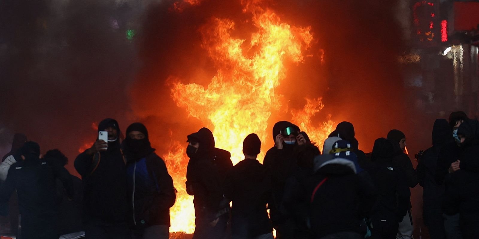 Tensões voltam a crescer; França contabiliza custos de protestos Tensões voltam a crescer; França contabiliza custos de protestos
