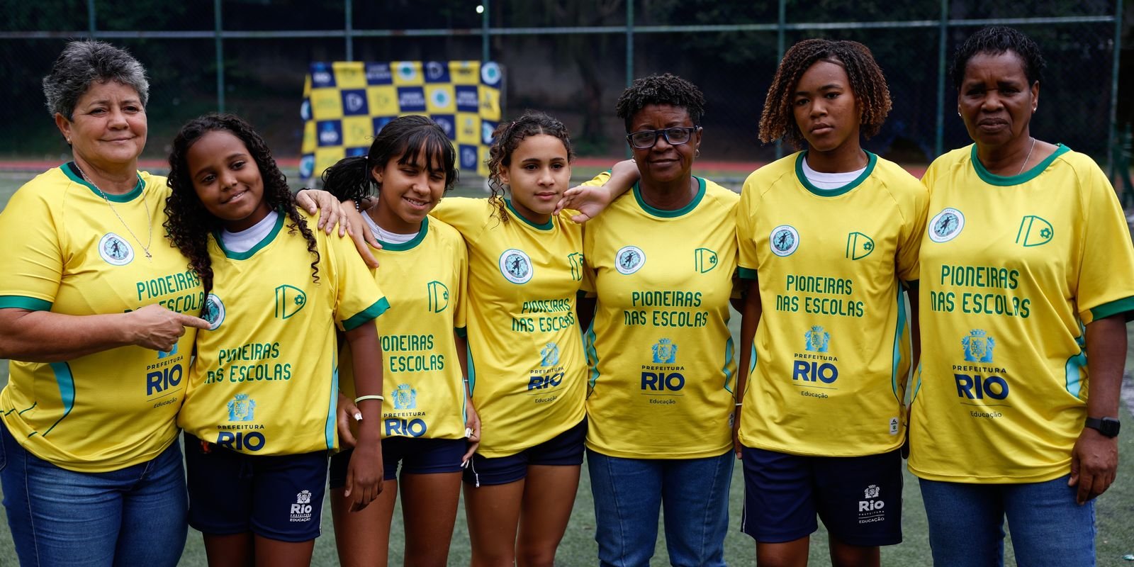 Ex-jogadoras da seleção de futebol incentivam alunas em escolas do Rio Ex-jogadoras da seleção de futebol incentivam alunas em escolas do Rio