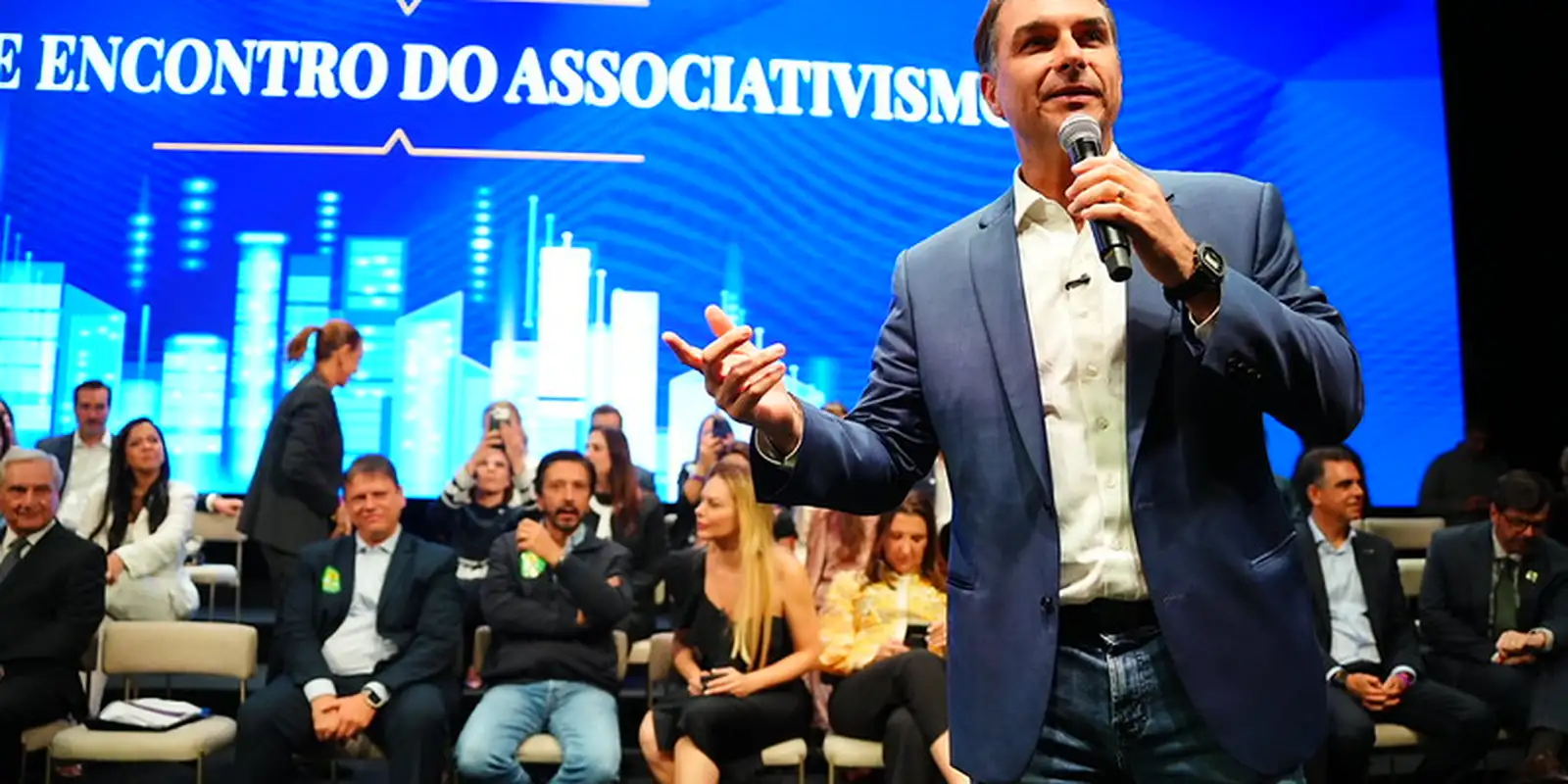Flávio faz visita ao pai em prisão domiciliar e recebe apoios em SP Flávio faz visita ao pai em prisão domiciliar e recebe apoios em SP