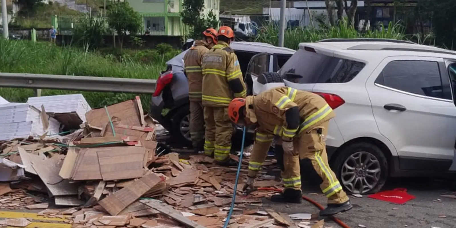 Acidente na BR-393, no RJ, deixa cinco mortos e nove feridos Acidente na BR-393, no RJ, deixa cinco mortos e nove feridos