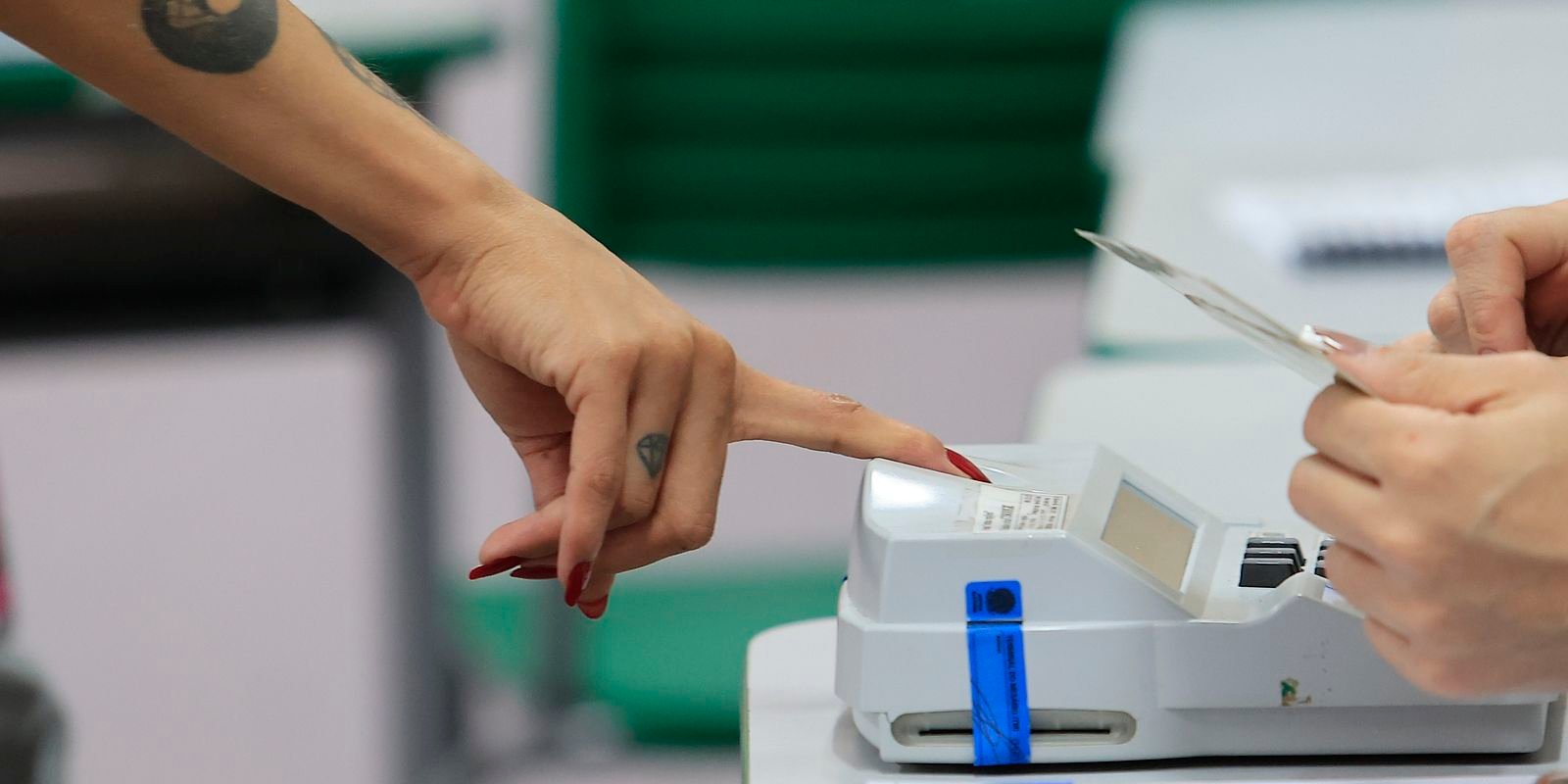 Eleitores vão cedo aos locais de votação no Rio, mesmo com chuva Eleitores vão cedo aos locais de votação no Rio, mesmo com chuva