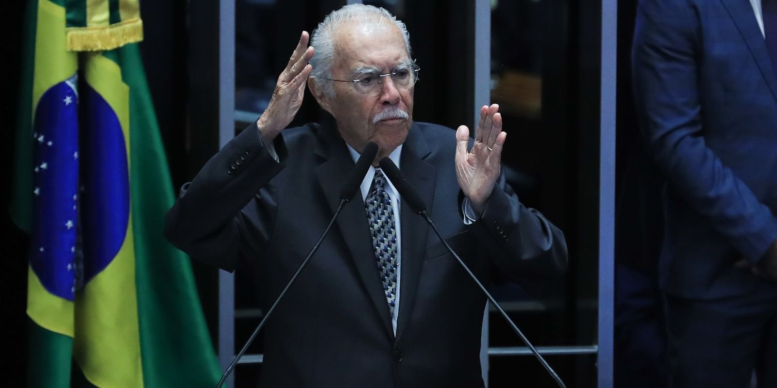 José Sarney é internado em UTI após procedimento abdominal