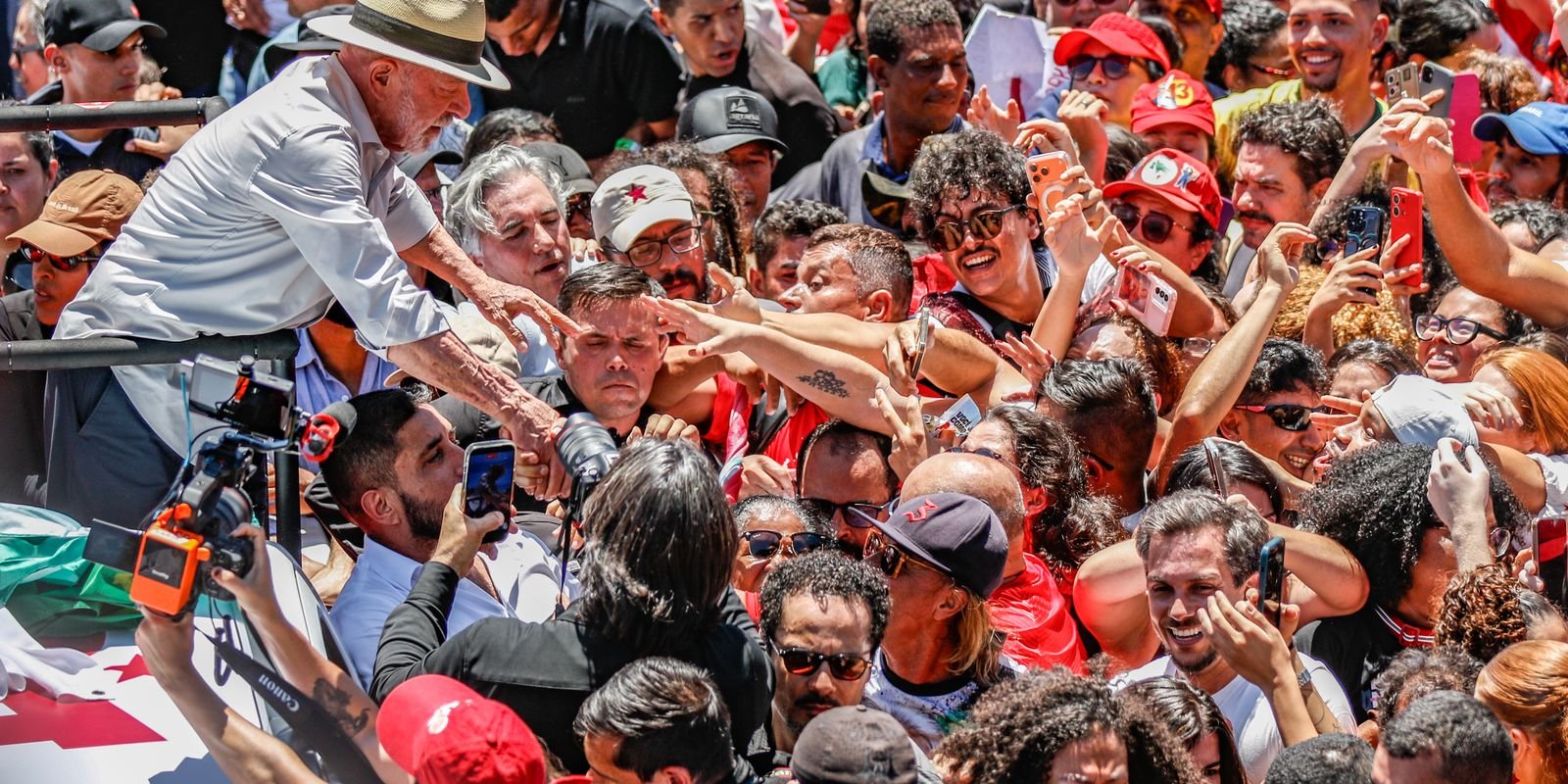 Lula afirma que PT entrará na Justiça contra suspensão de canal Lula afirma que PT entrará na Justiça contra suspensão de canal