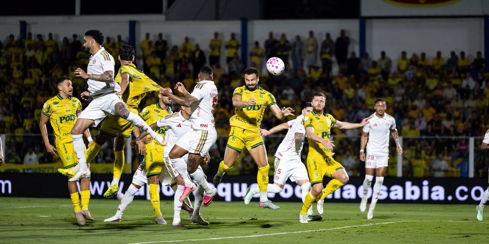 Com um a mais, Mirassol vence e complica Internacional no Brasileirão Com um a mais, Mirassol vence e complica Internacional no Brasileirão