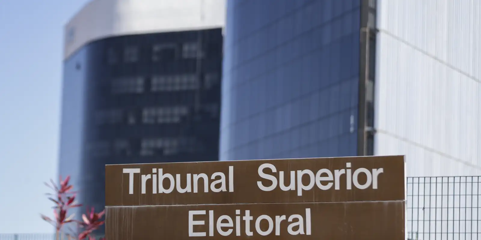 TSE barra anúncios de Lula acusando Flávio de ser contra escala 6×1