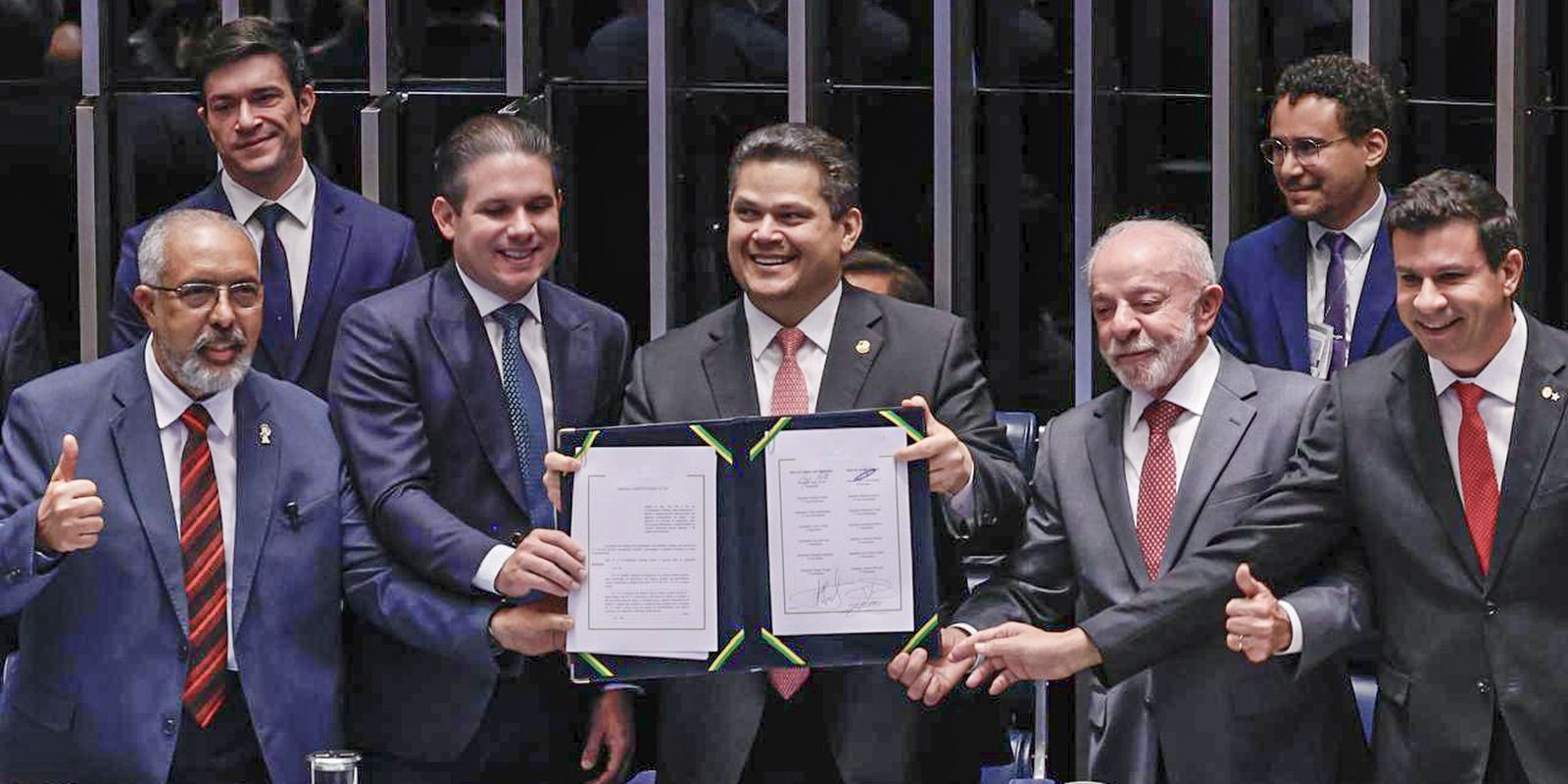 Alcolumbre homenageia Paim no fim da 6×1; entenda motivo Alcolumbre homenageia Paim no fim da 6×1; entenda motivo