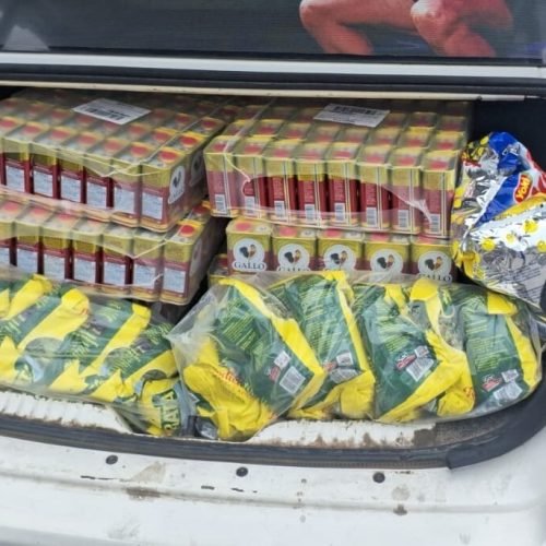 Dupla da Paraíba é presa suspeita de furtar mais de 700 latas de azeite e 90 pacotes de café de supermercado