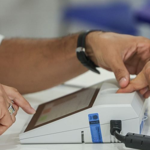 Eleitores vão às urnas hoje para escolher o presidente do país