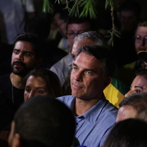 Flávio Bolsonaro impõe condições para liberar sigilos