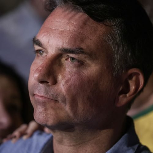 Em sabatina, Flávio não explica propostas e faz acusações sem provas