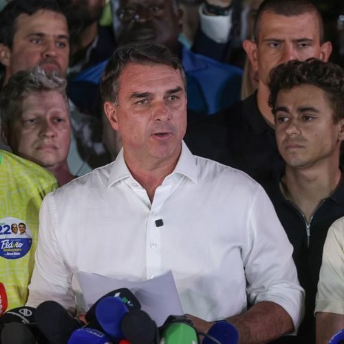 Flávio Bolsonaro cruza fronteira argentina e segue para o Equador