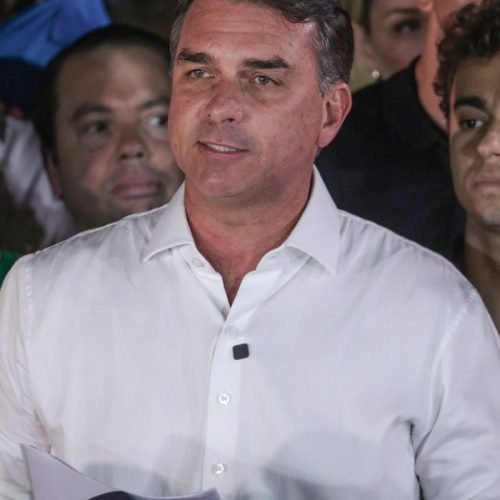 Em carta golpista, Flávio agradece Milei e Trump por apoio para fuga