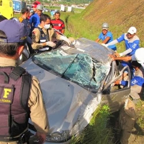 Motorista dorme ao volante e carro capota na BR 230 em Várzea Nova