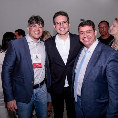 Vereador Alysson Gomes reforça articulação política durante encontro estadual de câmaras municipais e alinha apoios estratégicos para 2026